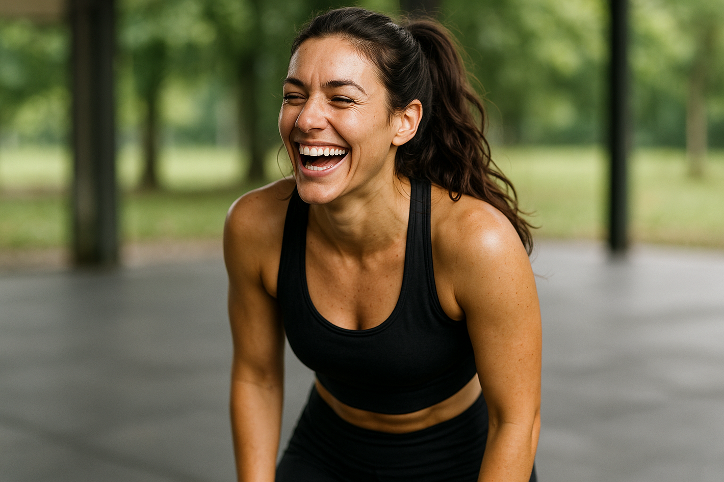 Femme riant brune au sport